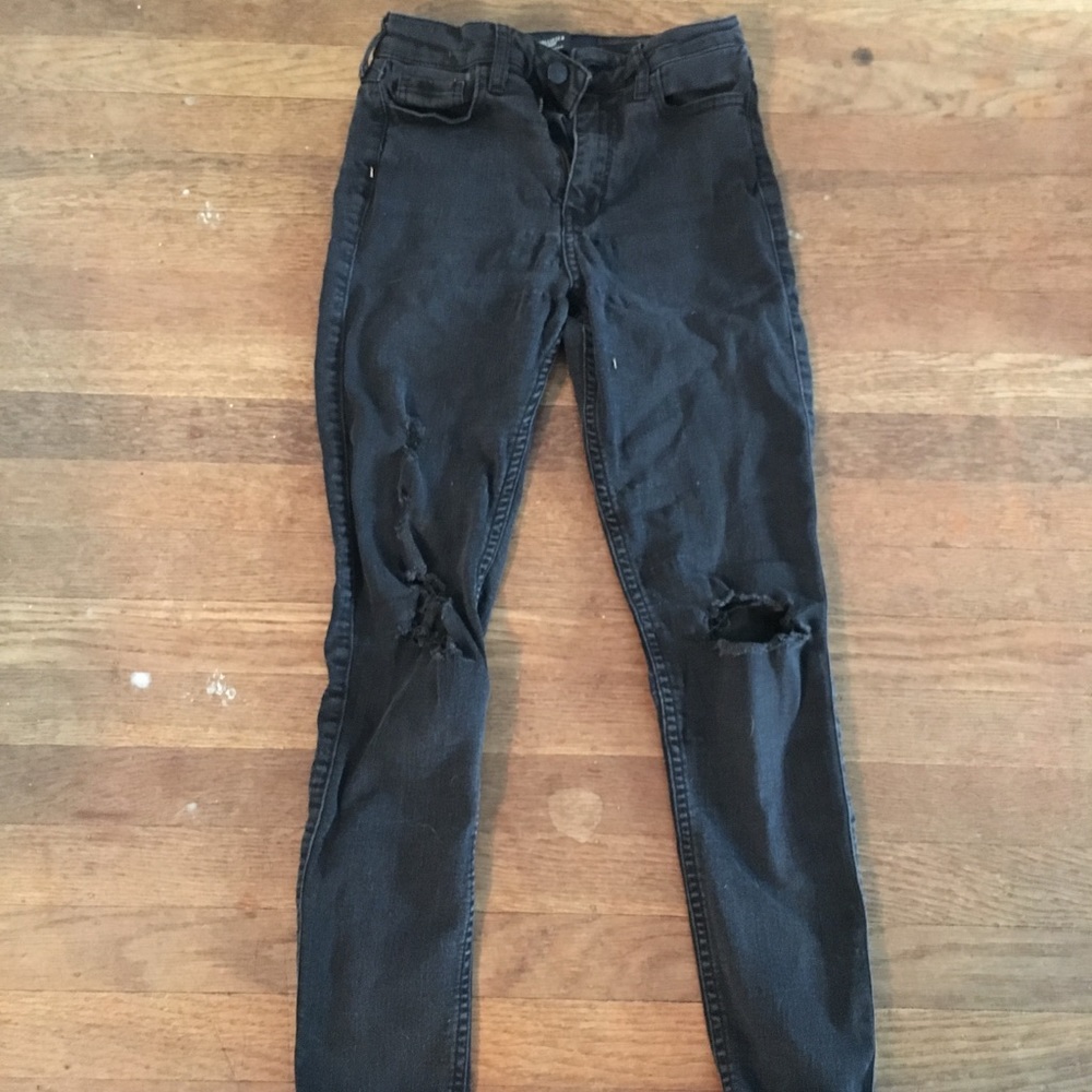 Cropped jeans with distressing on the knees